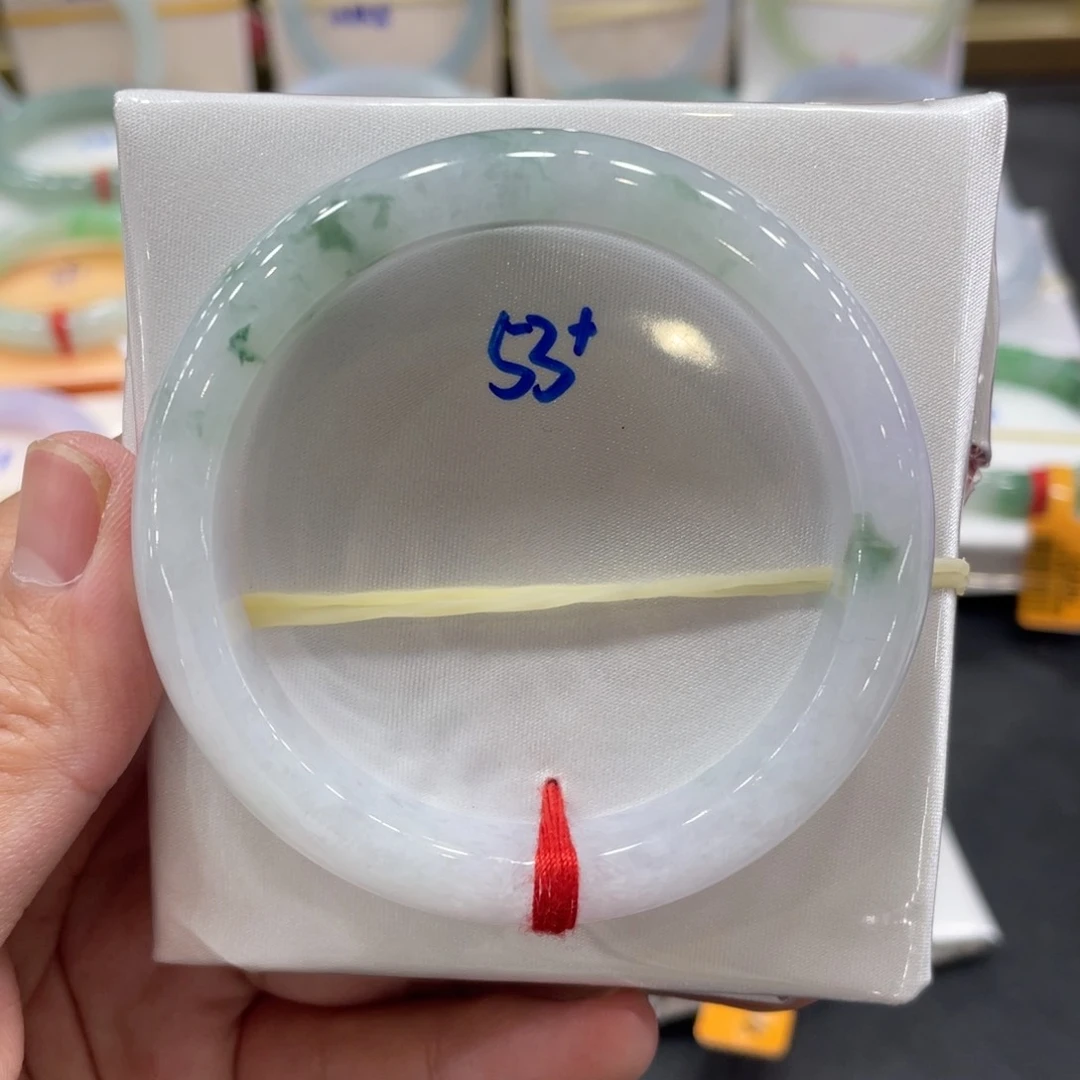 翡翠手镯未镶嵌翡翠