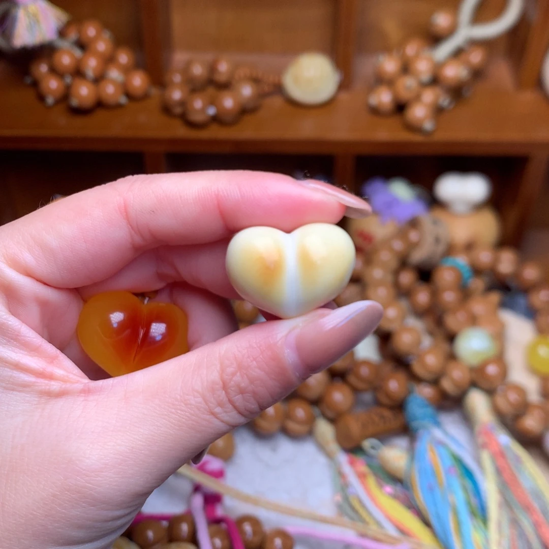 M****吊坠猴头核桃白爱心