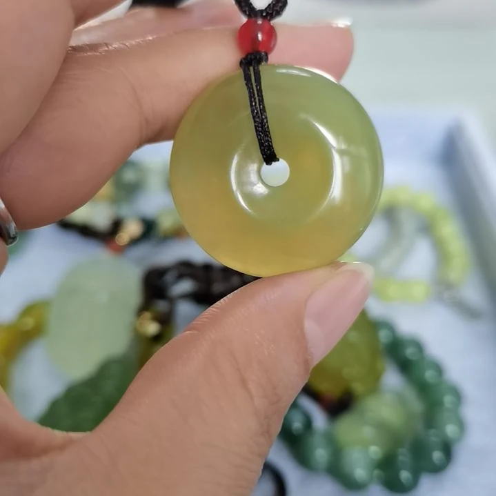 未镶嵌蛇纹石玉吊坠