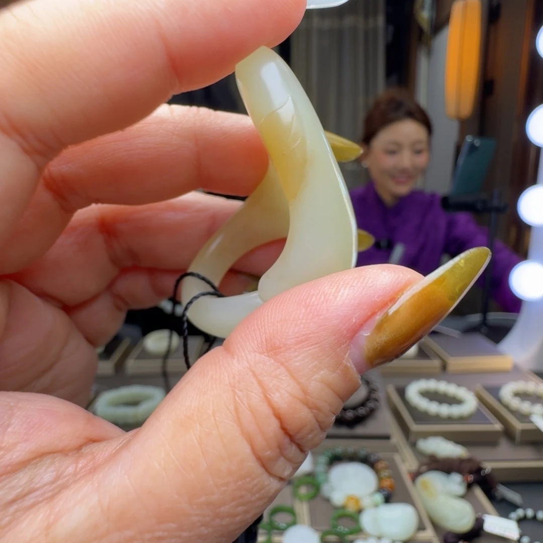 T***T和田玉未镶嵌颈饰