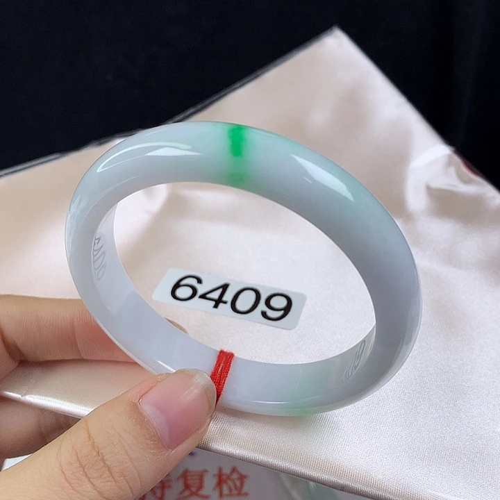 翡翠未镶嵌手镯56圈。