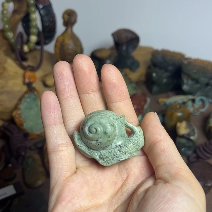 未镶嵌岫岩河磨玉（透闪石质玉）把件
