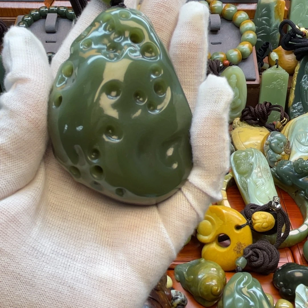 爱***腿岫岩老玉（透闪石质玉）未镶嵌颈饰