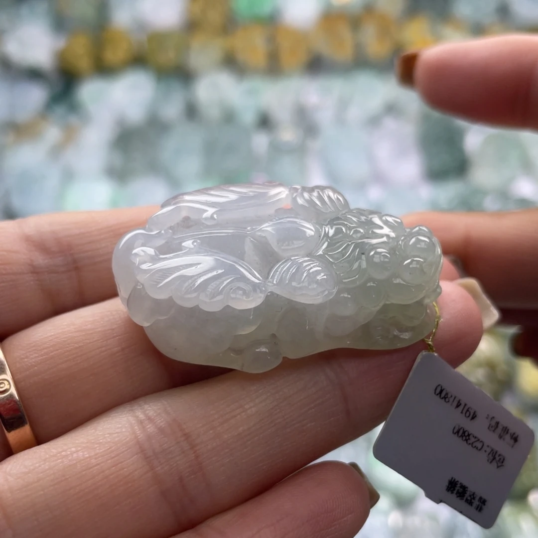 翡翠未镶嵌颈饰貔貅