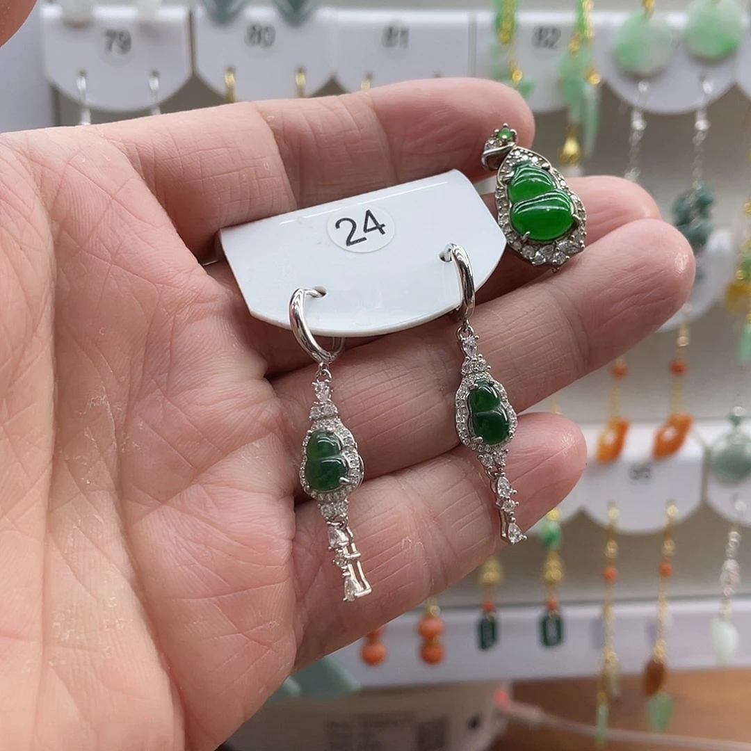 陈***女翡翠未镶嵌耳饰翡翠未镶嵌耳饰24