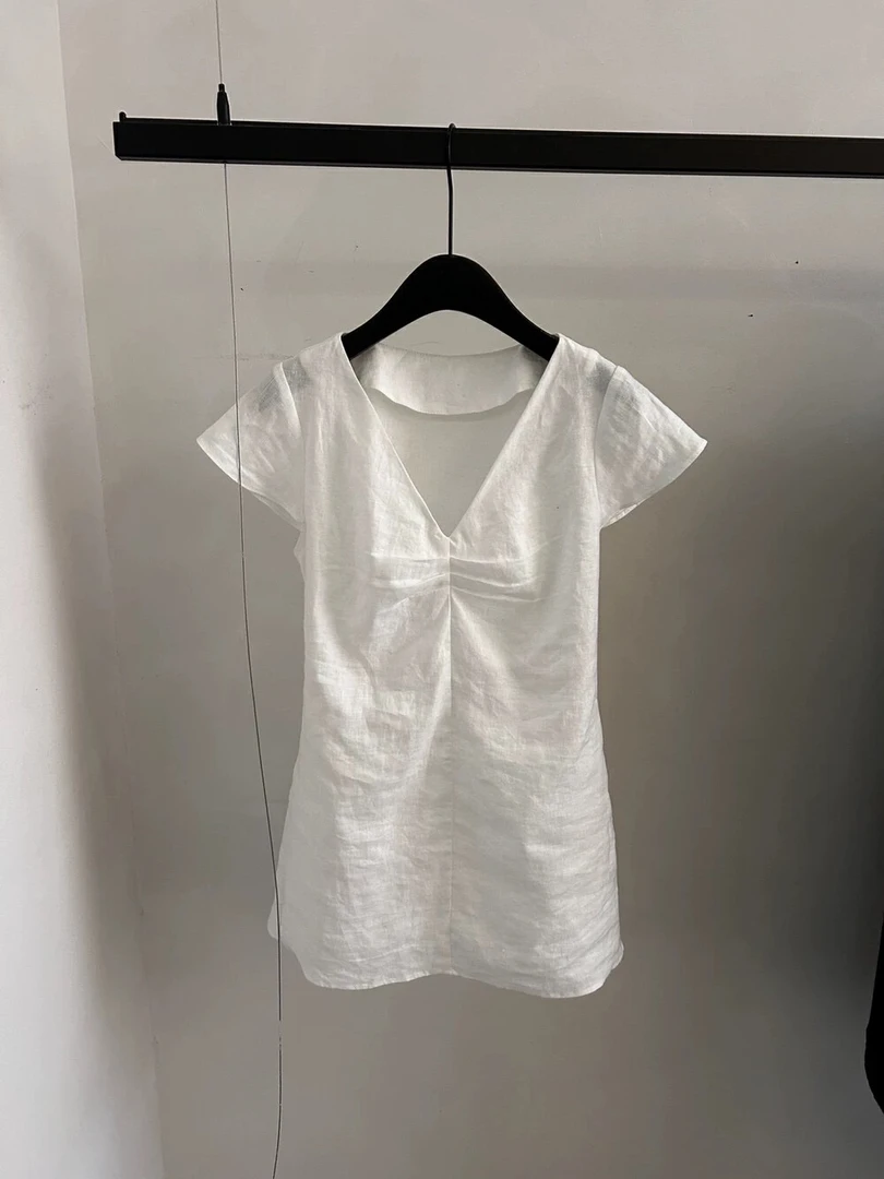 v领收腰后背设计款小衫