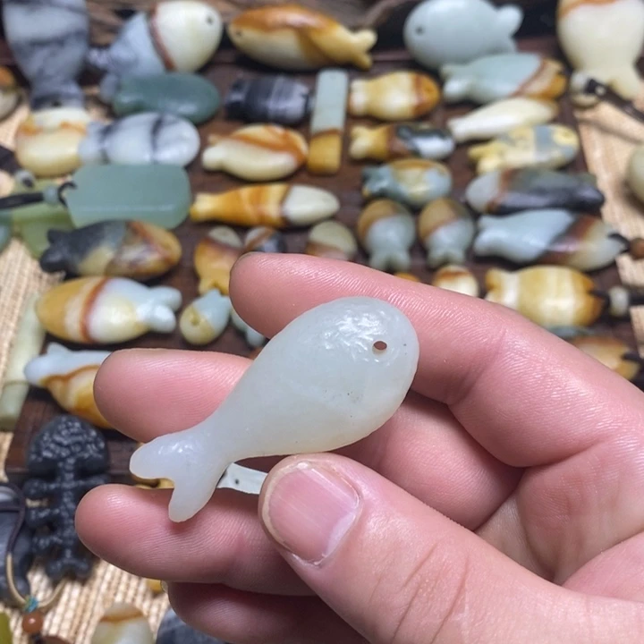 蛇纹石玉未镶嵌颈饰