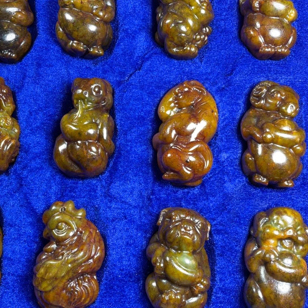 自***岁和田玉未镶嵌颈饰