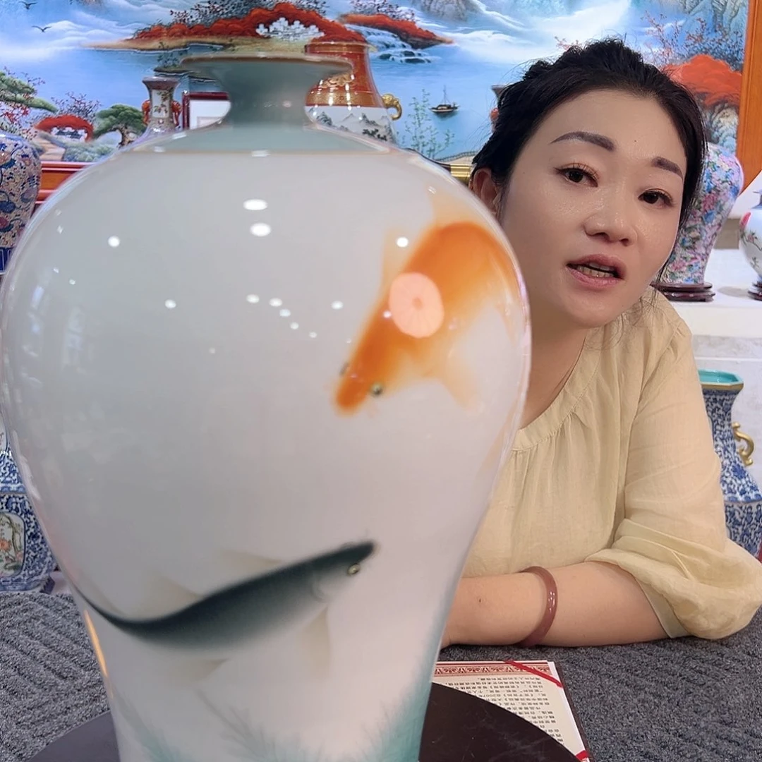 那***芳景德镇高端鱼纹赏瓶