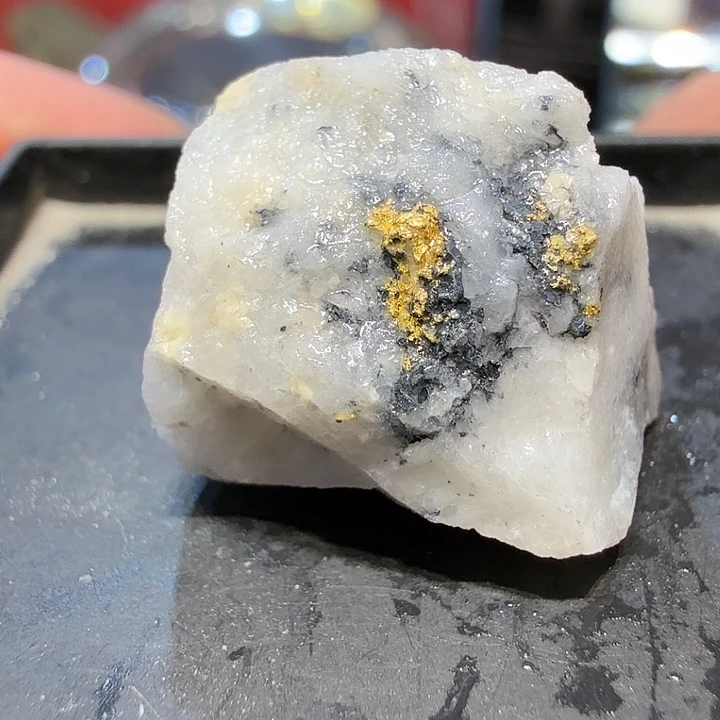 见4.8g聚金阁天然明金矿标