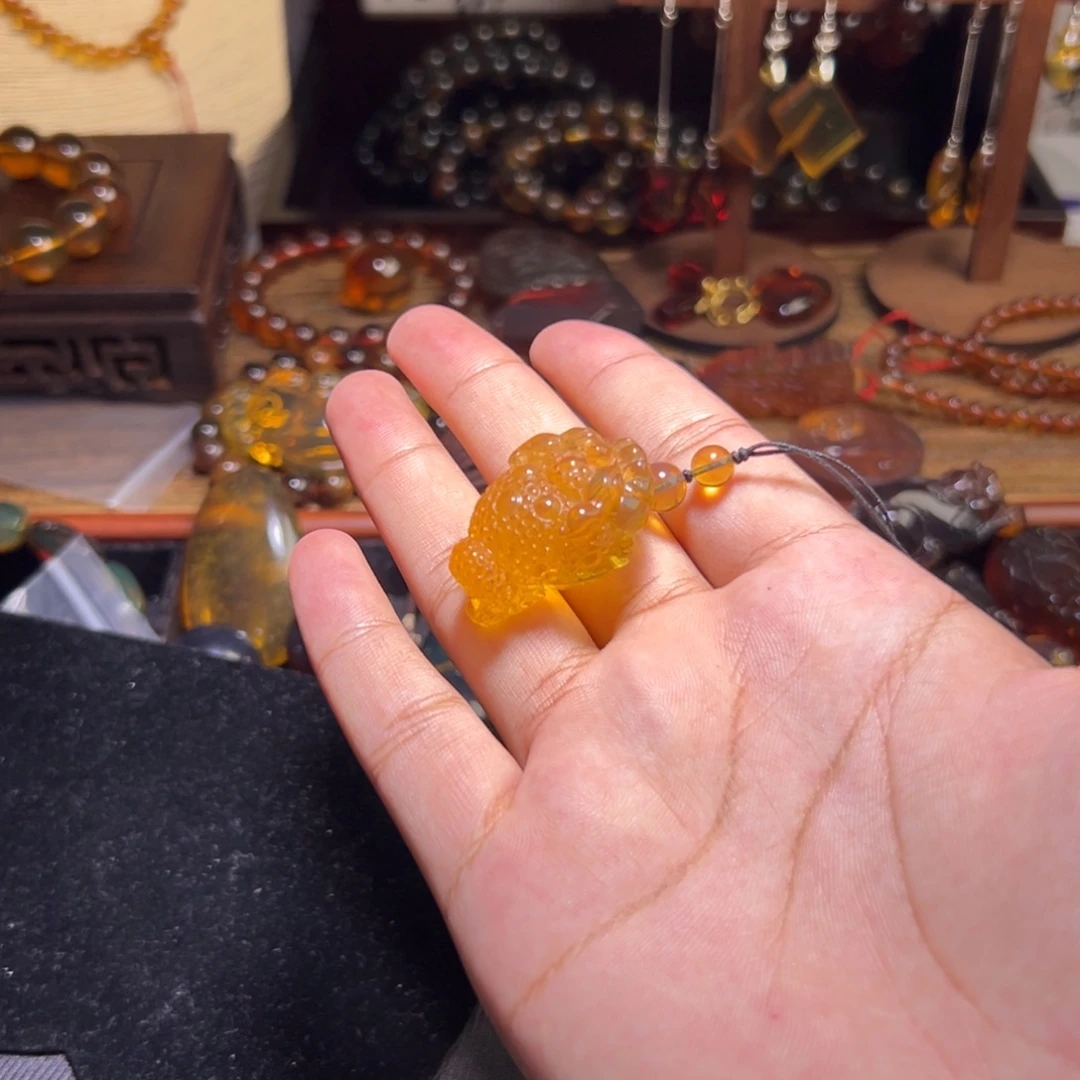 琥珀颈饰未镶嵌金蟾（有瑕疵）