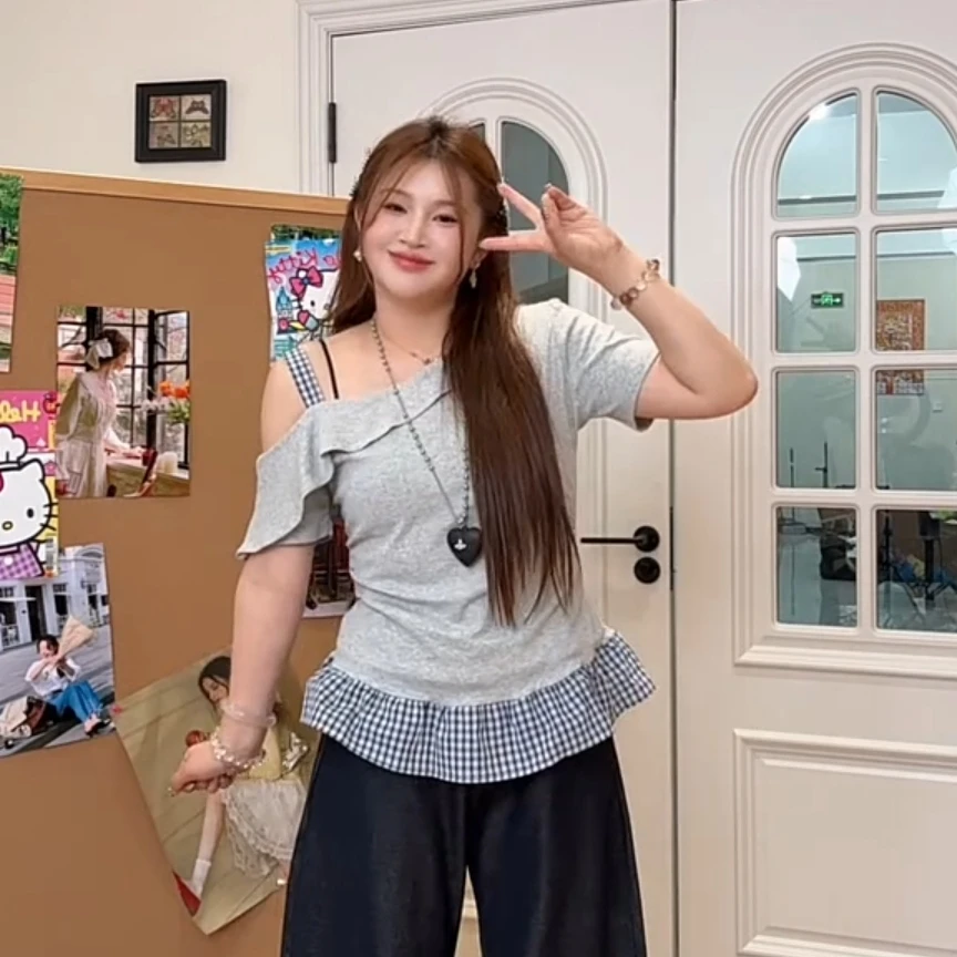 大码纯欲风辣妹露肩短袖T恤女夏季显瘦遮肚格子拼接别致上衣