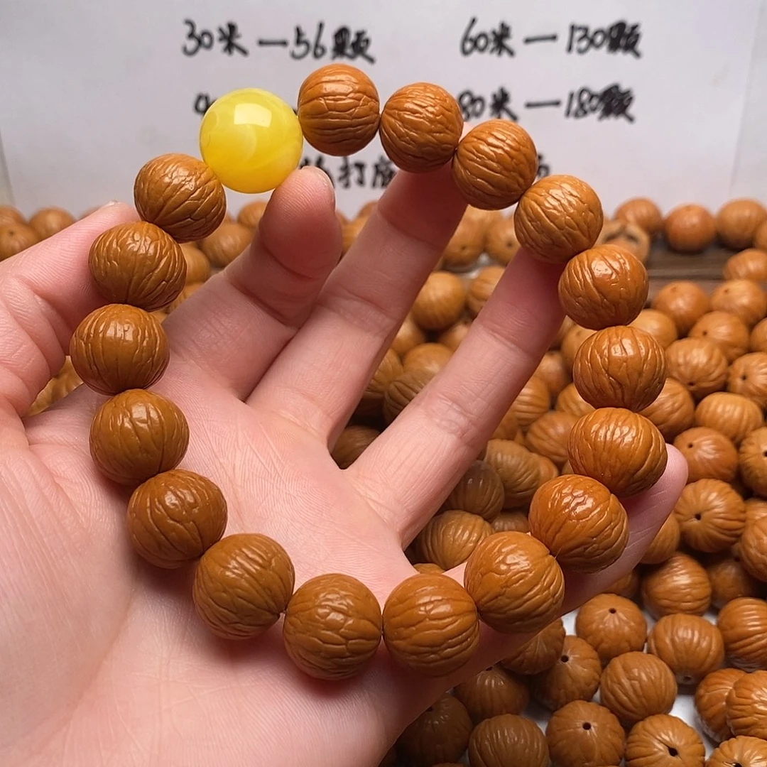 猴头核桃手串边15左右凤羽手串，配饰是赠送的不参与售后