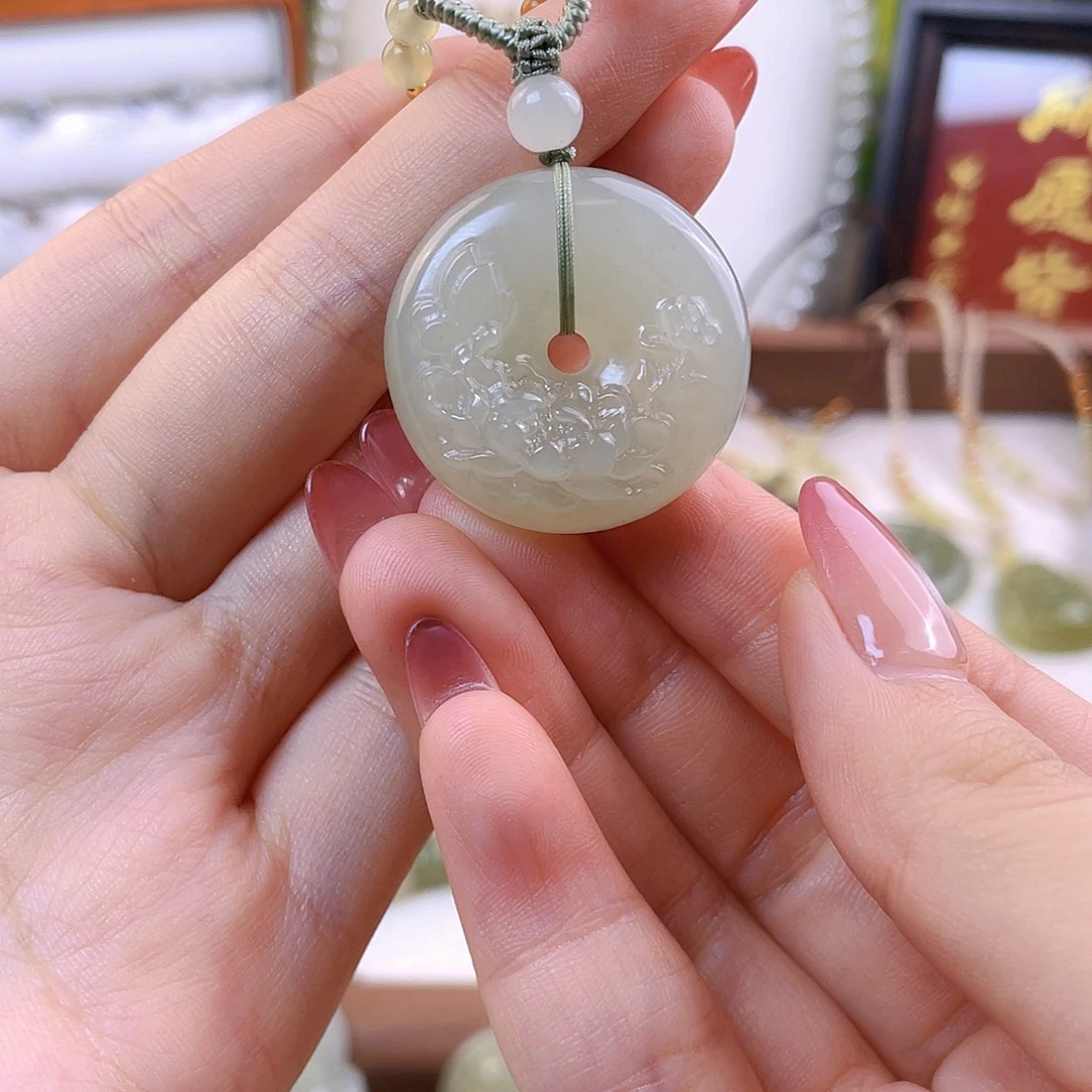 刘***淼和田玉未镶嵌吊坠(赠链)