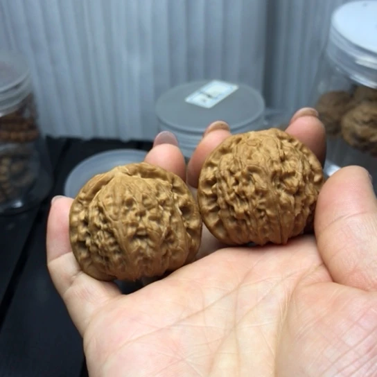 文玩核桃吊坠白狮子