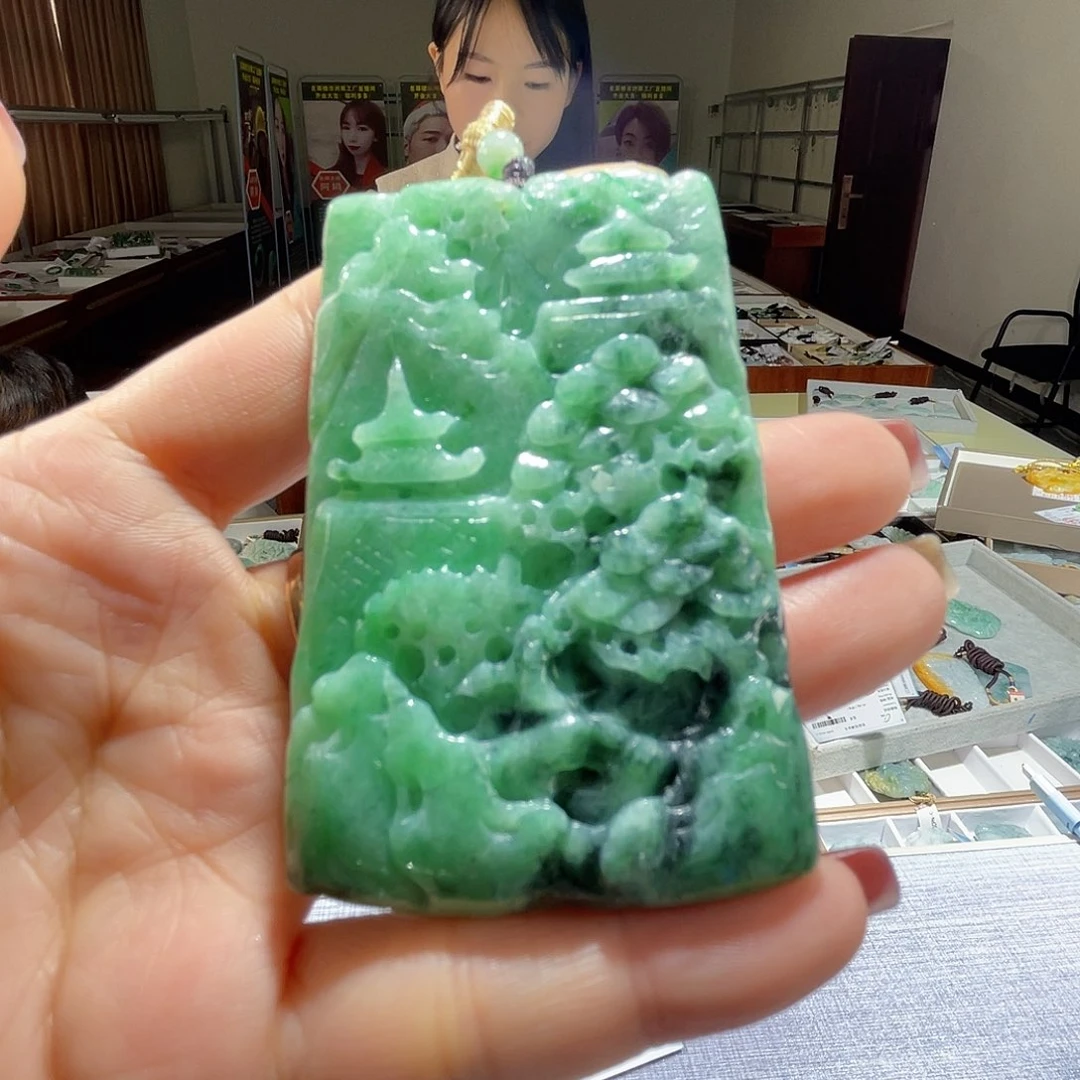翡翠未镶嵌颈饰一个