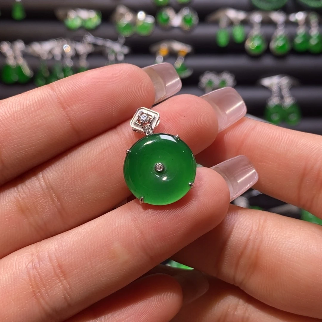 翡翠颈饰18K金镶嵌天然翡翠