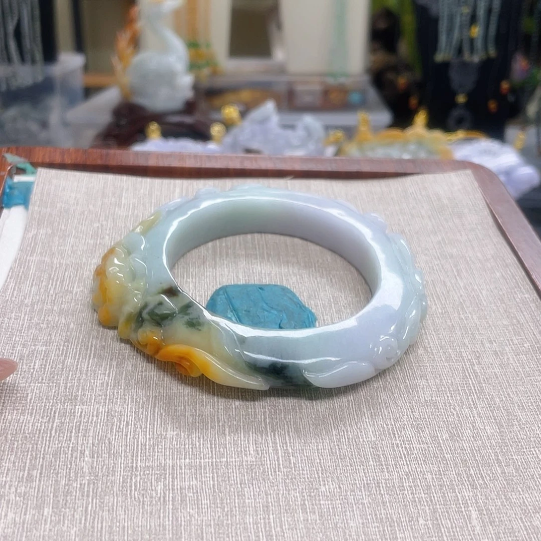 好***巧颈饰未镶嵌翡翠手镯