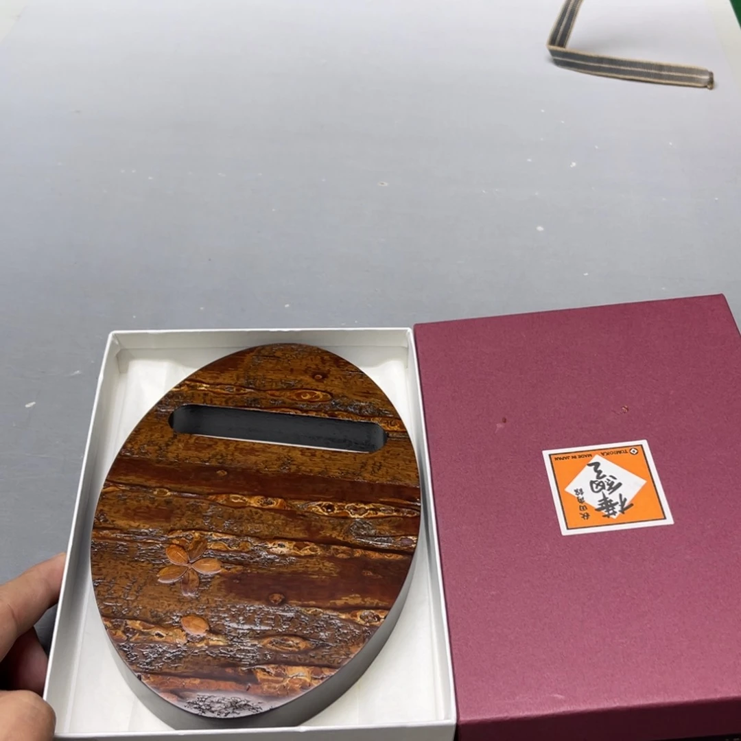 镜***才瓷片密密麻麻地铺满一层