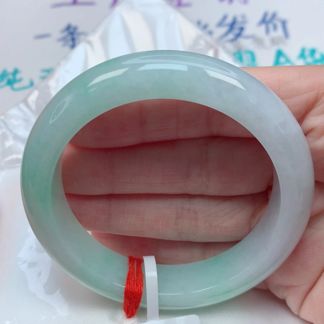 翡翠手镯未镶嵌56圈 淡晴底半山水 有纹