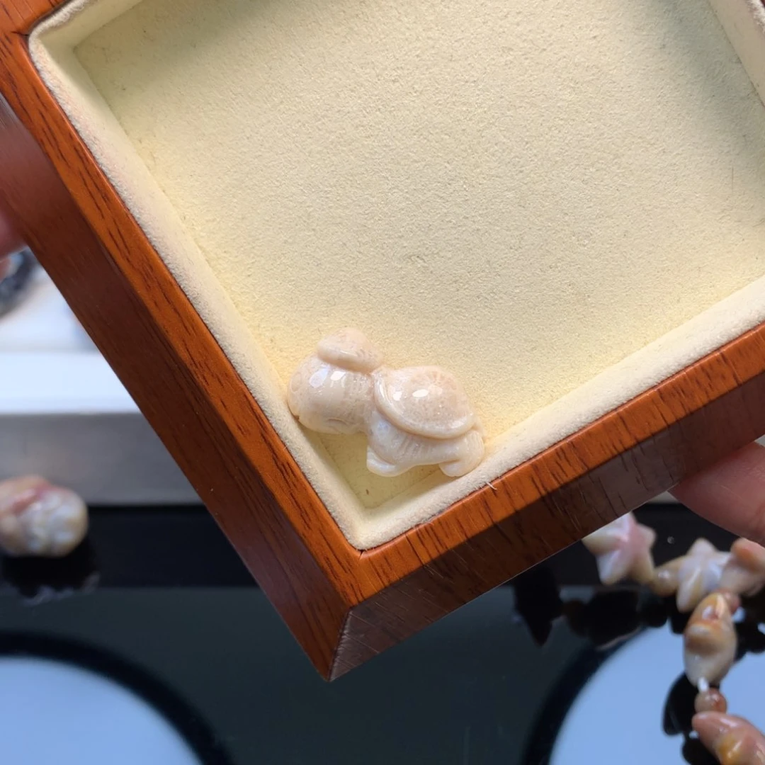 硅化珊瑚（珊瑚玉）颈饰未镶嵌大花小龟