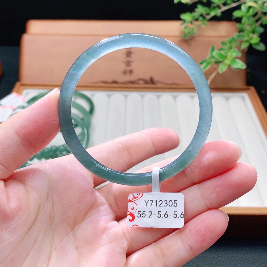 未镶嵌手镯（圆镯）翡翠