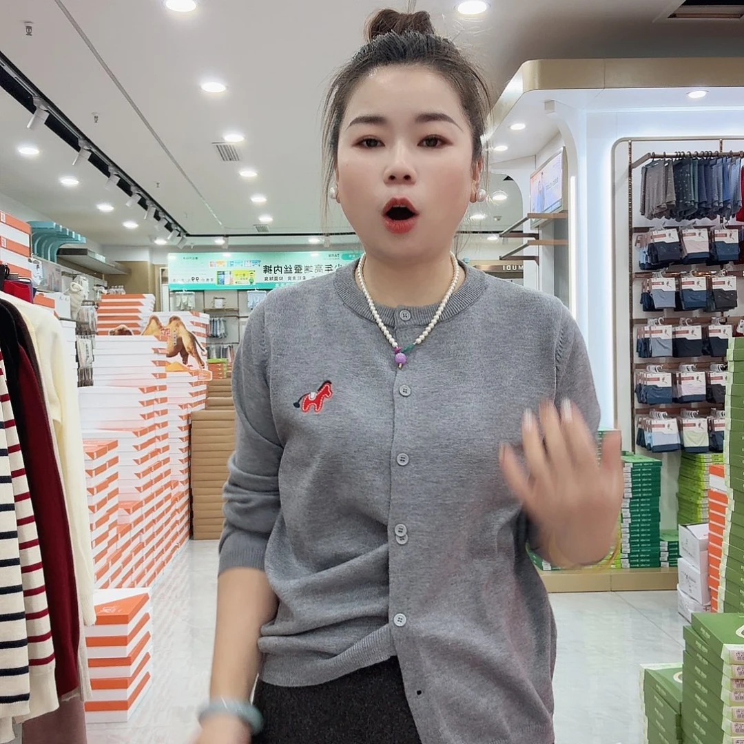 小马开衫灰色毛衣