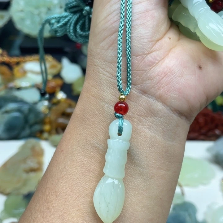 蛇纹石玉未镶嵌颈饰