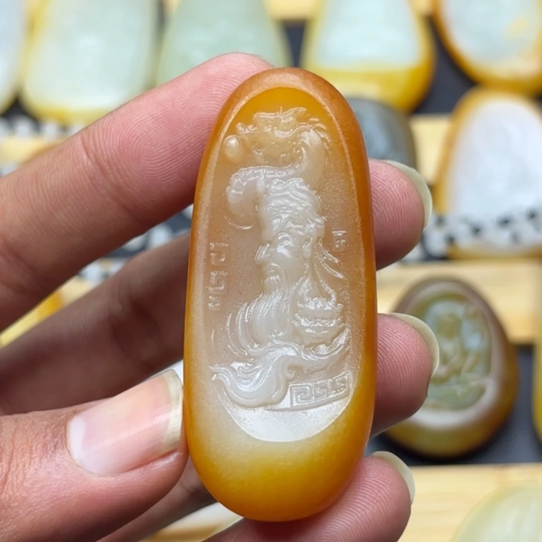 有***士和田玉未镶嵌颈饰