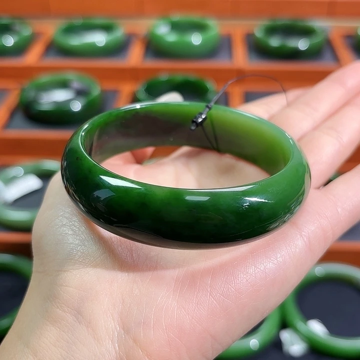 和田玉（碧玉）未镶嵌手镯红皮菠菜绿底阳绿