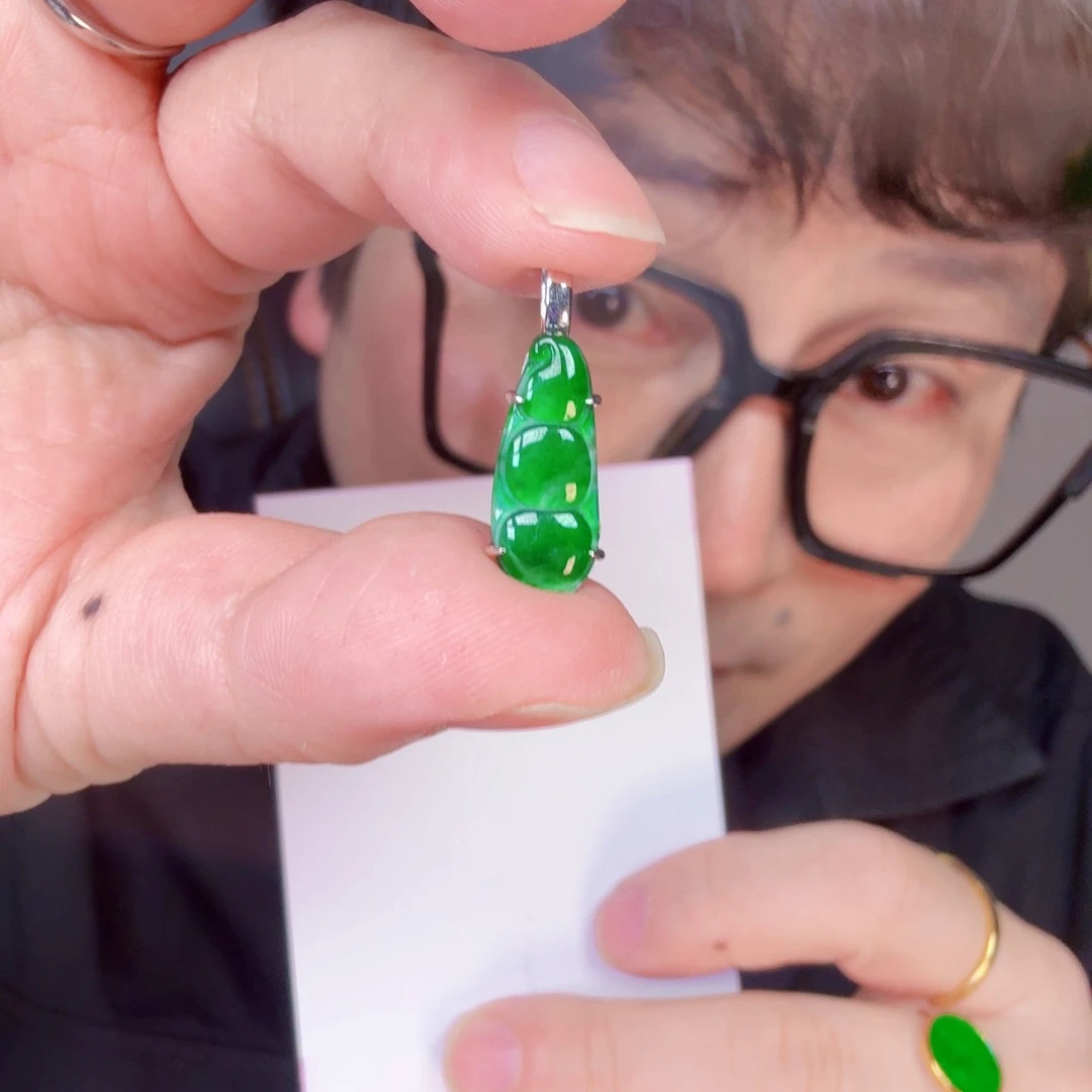 翡翠未镶嵌颈饰一件