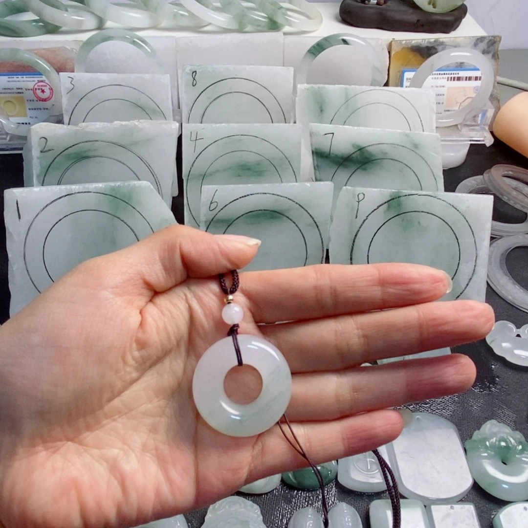 石英质玉吊坠未镶嵌