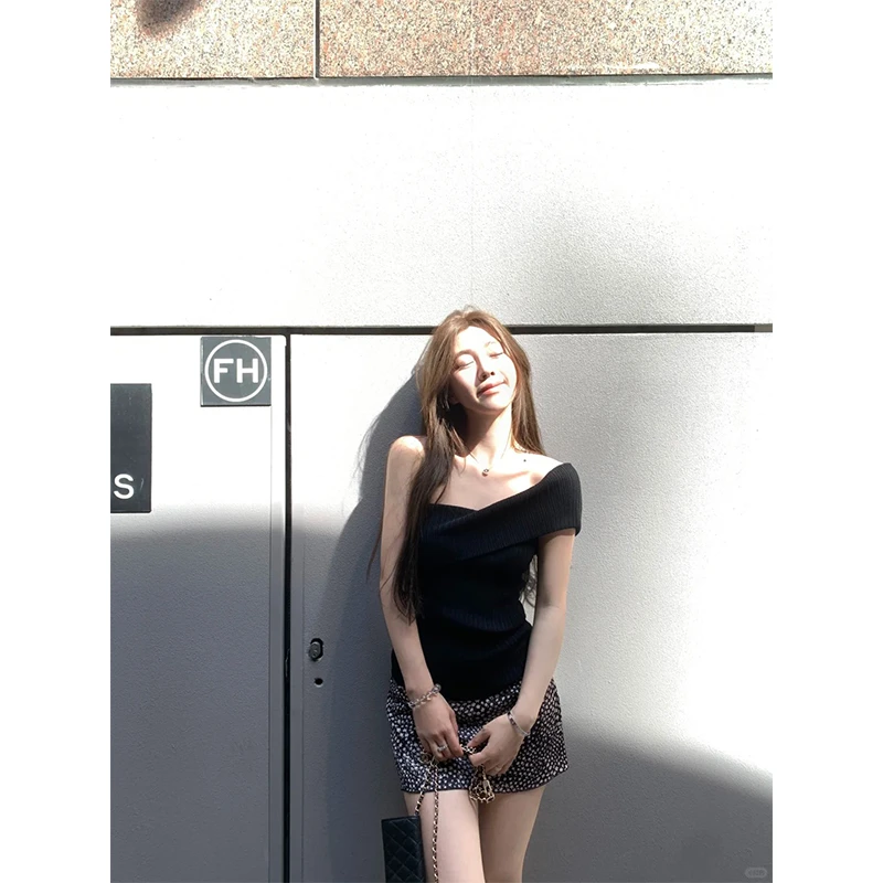 纯欲风性感斜肩短袖上衣女2025夏季新款波点休闲包臀短裙两件套装