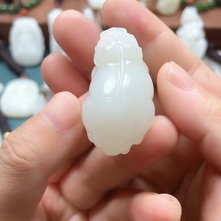 和田玉未镶嵌颈饰诗**意