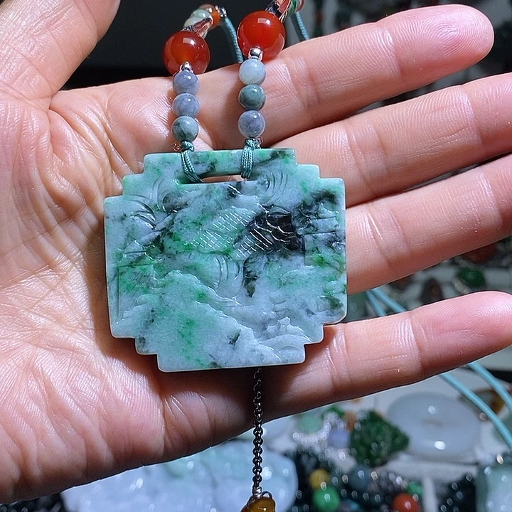 翡翠未镶嵌吊坠(赠链)