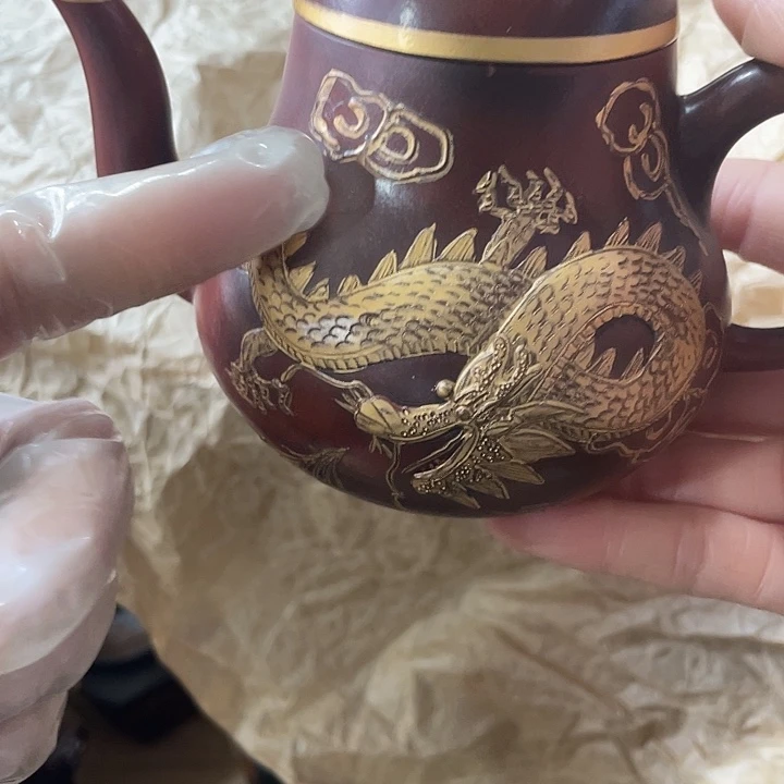 紫砂茶壶泥料手工制作的一把紫砂壶。