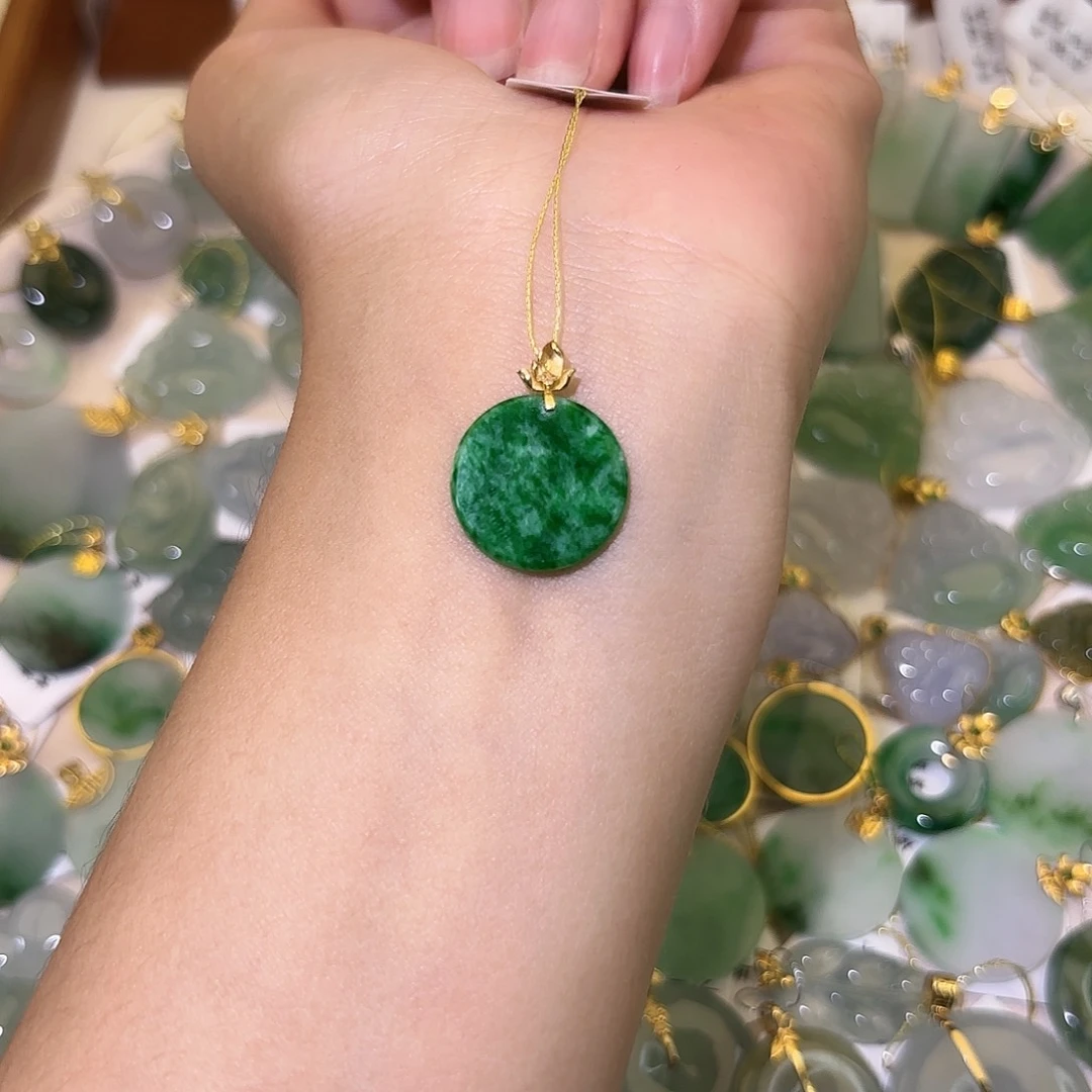 翡翠18K金镶嵌颈饰无事牌