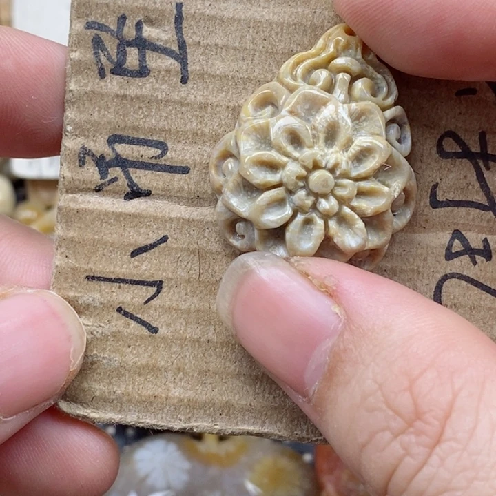 颈饰未镶嵌硅化珊瑚（珊瑚玉）滏**春