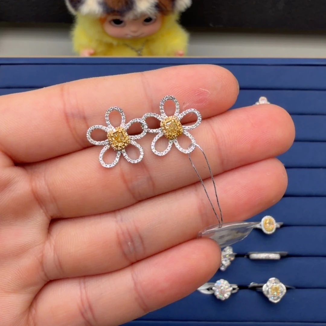 18K金镶嵌钻石耳饰黄钻耳钉