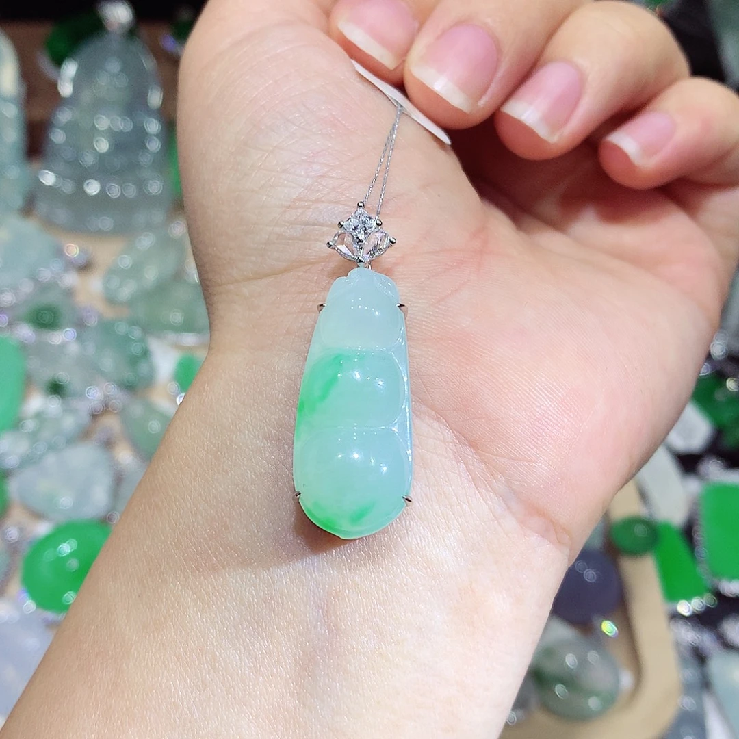 翡翠18K金镶嵌颈饰豆子