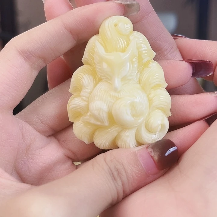 裸石琥珀未镶嵌白蜡九尾狐