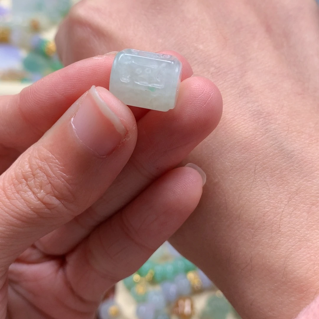 翡翠未镶嵌颈饰是