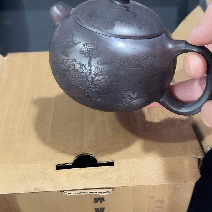 茶壶紫泥原矿泥料手工制作的一把紫砂壶。