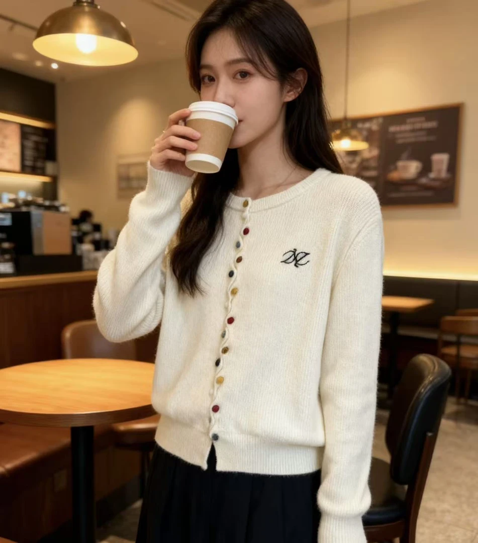 秋季新款减龄宽松软糯韩版圆领毛衣别致小刺绣圆领针织开衫女2025