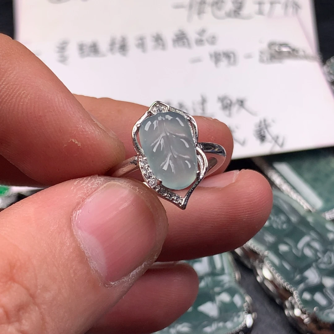 颈饰未镶嵌翡翠叶子戒指