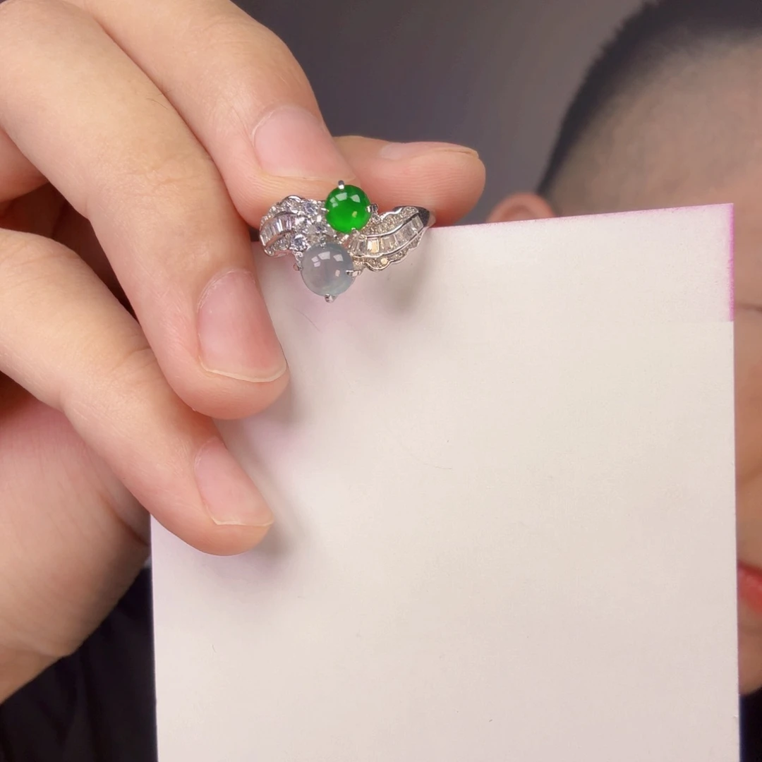 翡翠未镶嵌颈饰一件