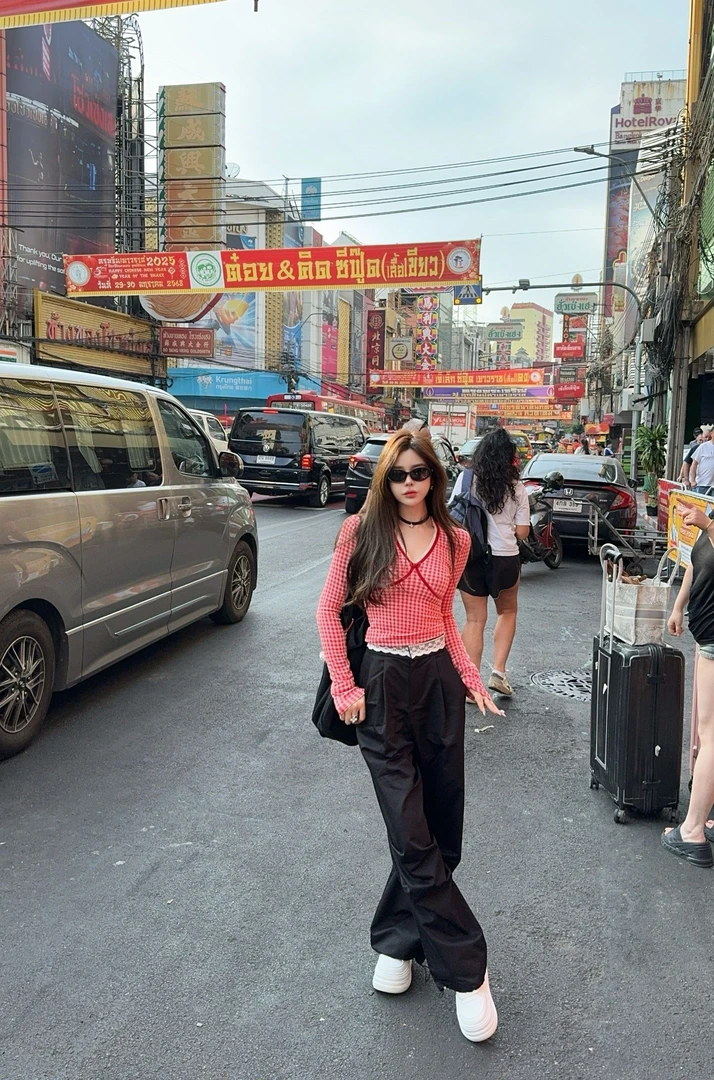 米娜家【复古格调】复古红格V领T 恤