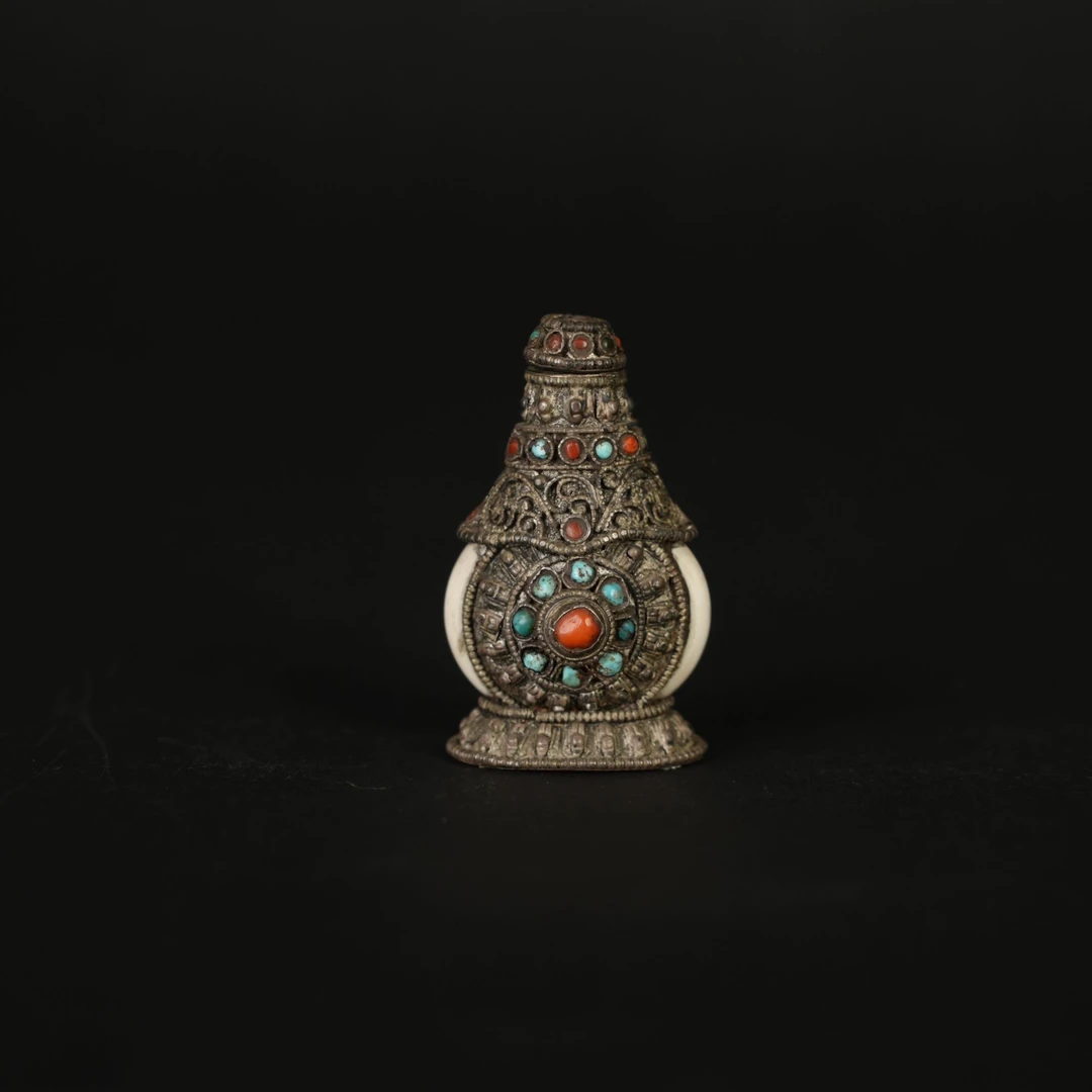 LOT 103120清晚期 银嵌宝鼻烟壶