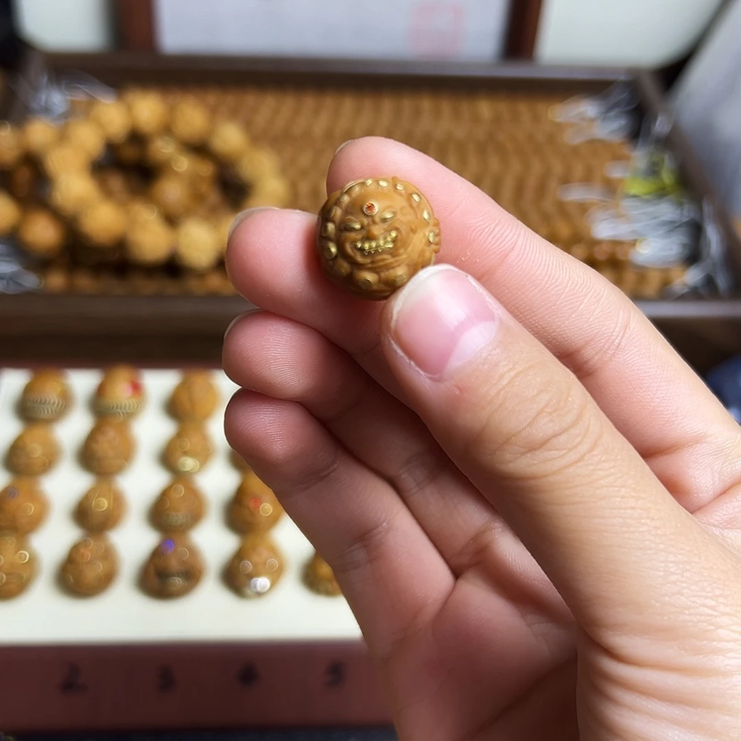 猴头核桃吊坠全品镶嵌单颗僧王