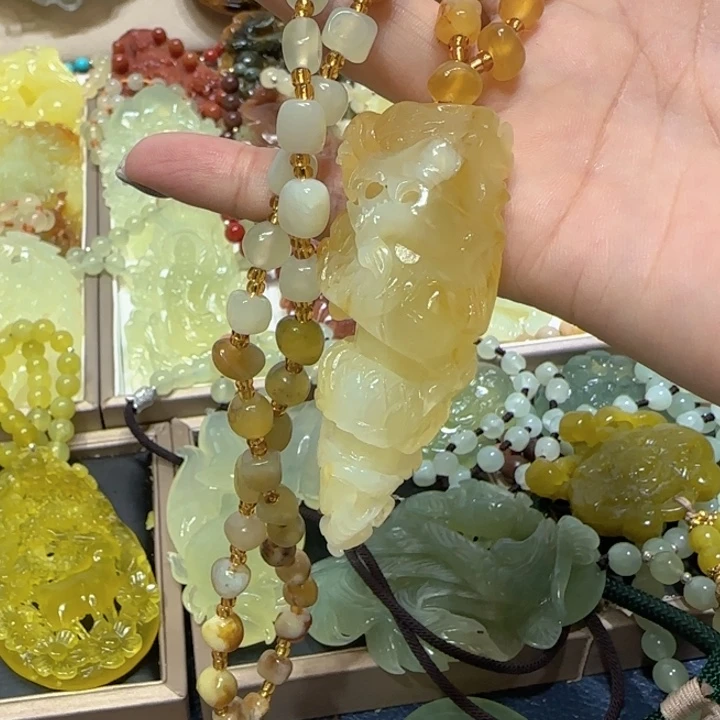未镶嵌蛇纹石玉吊坠